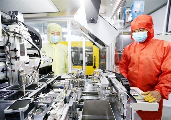 湖北云泰時(shí)代光學(xué)儀器有限公司（黃梅）員工在智能無(wú)塵凈化車(chē)間生產(chǎn)高清鏡頭_副本.jpg.jpg