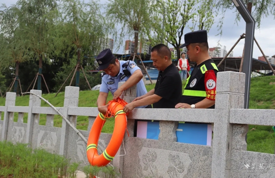 雙鶴派出所民輔警在轄區(qū)重點(diǎn)水域排查隱患，裝配救生工具.jpg
