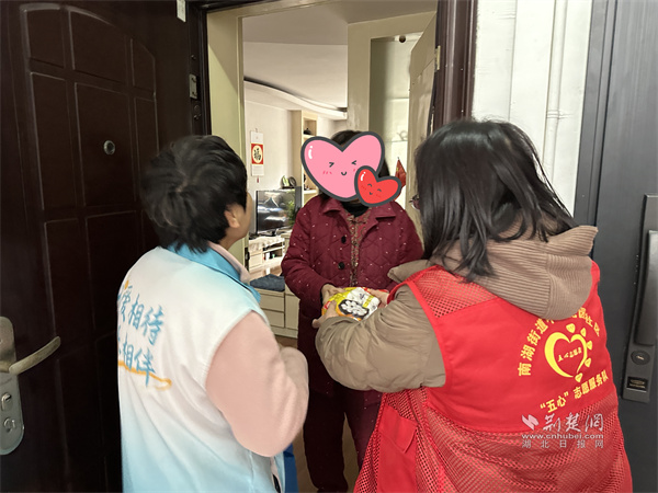 志愿小隊上門為轄區(qū)獨居、高齡老人送去湯圓.jpg