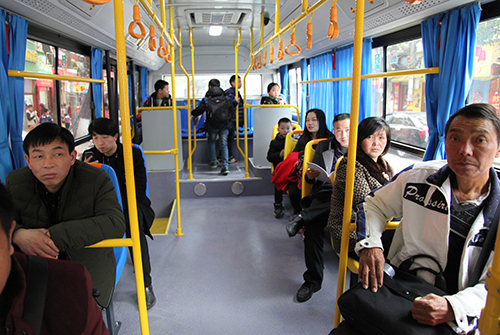 崇陽老百姓坐上新能源純電動(dòng)公交車。.JPG