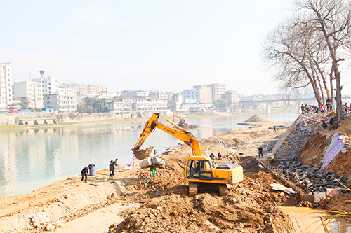 崇陽(yáng)陸水河綜合治理工程現(xiàn)場(chǎng)。.JPG